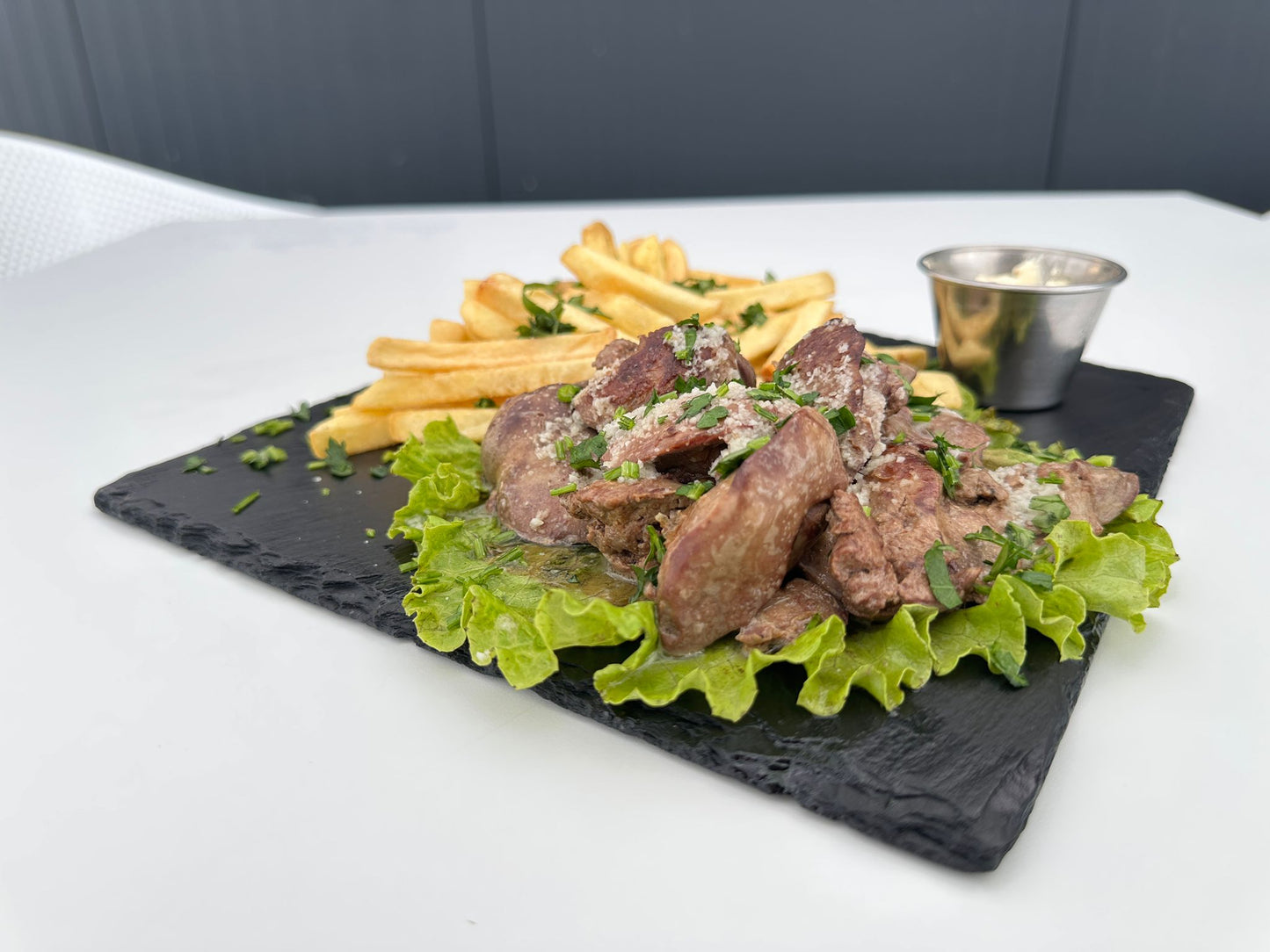 MENIU FICATEI DE PUI - Ficatei de pui la gratar, cartofi prajiti, sos usturoi